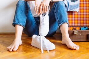 Buty, w których skarpetki to zbędny dodatek – poznaj zasady stylu