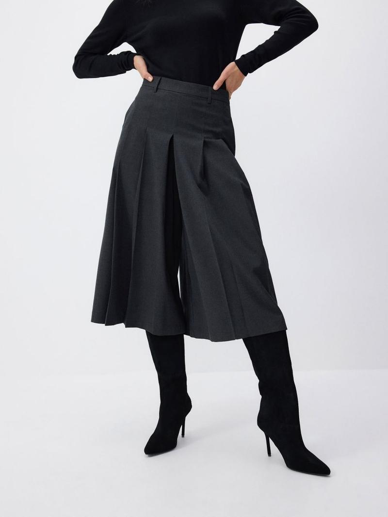 Jak stylowo łączyć spódnico-spodnie w codziennych outfitach?