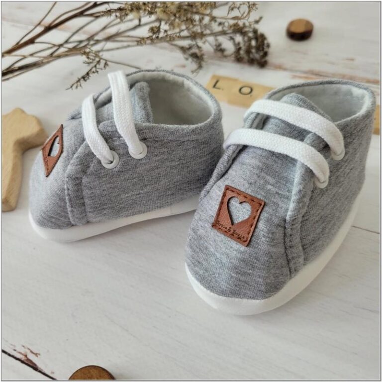 Kiedy i jakie buty dla niemowlaka wybrać, by zapewnić mu komfort i bezpieczeństwo?