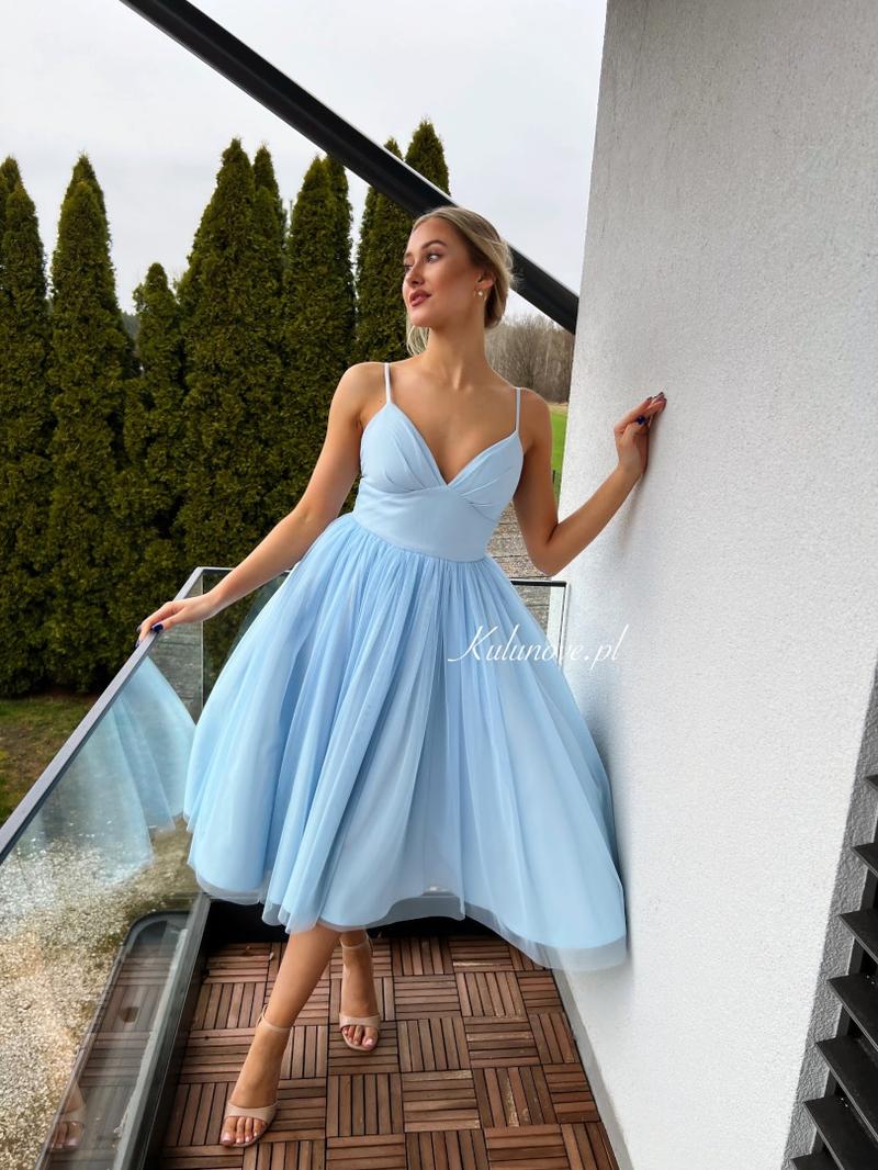 Z jakimi dodatkami błękitna sukienka zachwyci na każdą okazję?