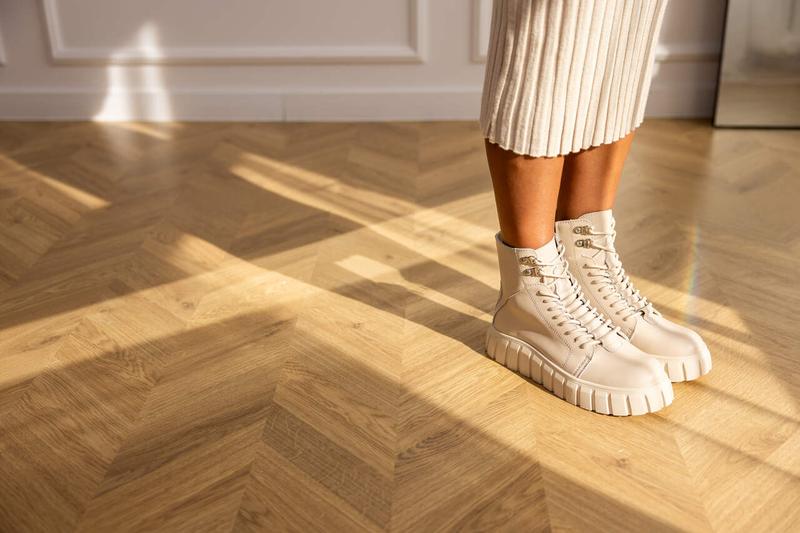 Buty do biało-srebrnej sukienki