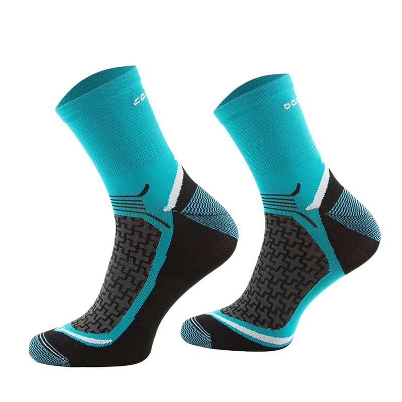 Jakie skarpety wybrać do butów trekkingowych, aby zapewnić komfort i bezpieczeństwo?