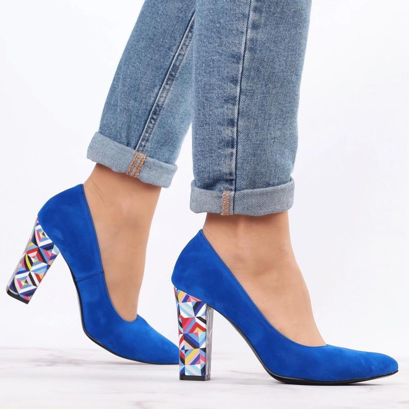 Jakie buty wybrać do chabrowej sukienki, aby olśniewać?