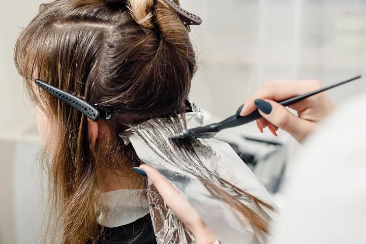 Jak skutecznie farbować włosy z odrostami na nowy kolor?