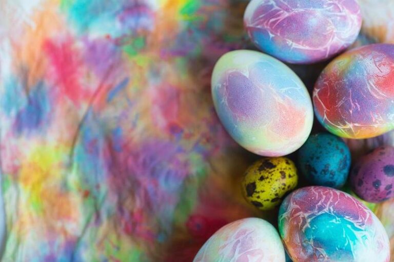 Odkryj tajniki: jak farbować jajka na niebiesko w prosty sposób